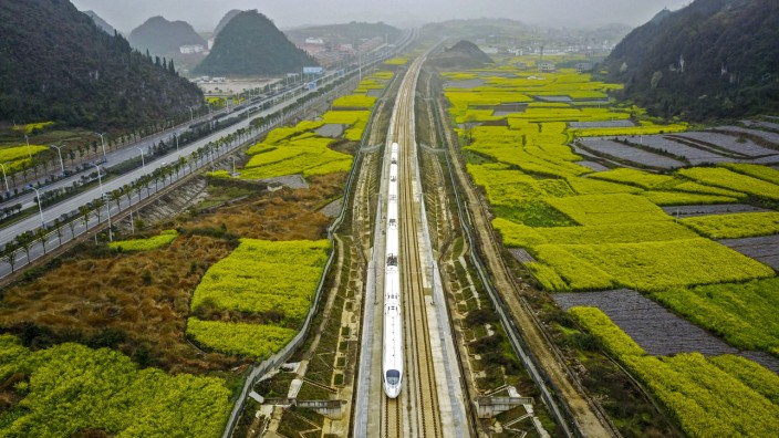 China: Ein neuer Hochgeschwindigkeitszug in Anshun im Südwesten der chinesischen Provinz Guizhou.