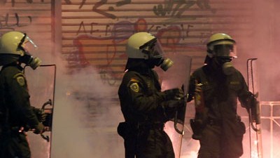 Unruhen in Griechenland: Die griechische Polizei ist von den Krawallen zum Teil deutlich überfordert - wovon auch die Warnschüsse zeugen.