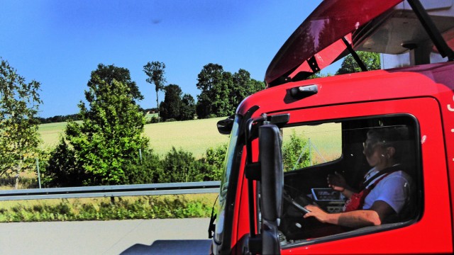 LKW Fahrer im Führerhaus auf der Autobahn Truckdriver