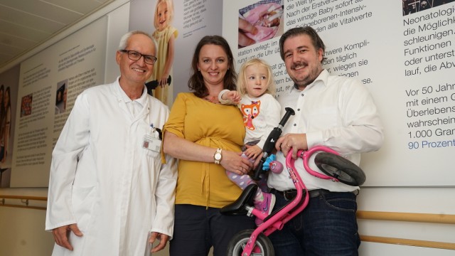 Historie einer Klinik: Dieter Grab hat Sabine Helmers und Andreas Metzgers Tochter Victoria zur Welt gebracht und dabei Mutter wie Tochter das Leben gerettet.