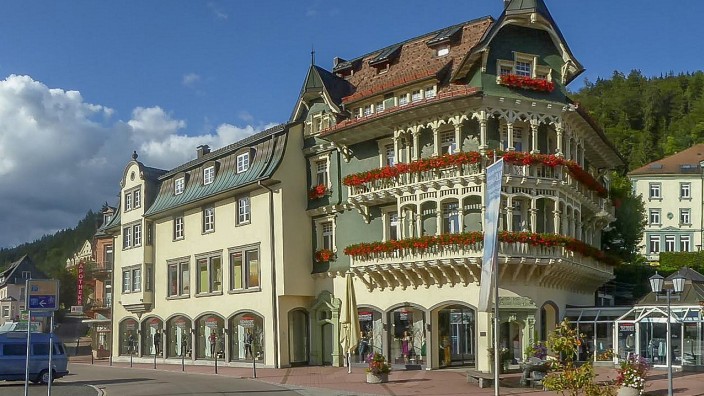 Mietvertrag-Kündigung: Im Ortszentrum des baden-württembergischen Ortes St. Blasien soll ein Mietshaus abgerissen werden, damit das Modehaus expandieren kann.