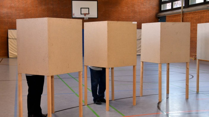 Wahlbeteilung in Erding: Auch in Erding sind die Bürger in Scharen zum Wählen gegangen, hier das Wahllokal in der Grundschule am Grünen Markt. Die Meldungen über die niedrige Wahlbeteiligung haben sich nun als falsch herausgestellt.