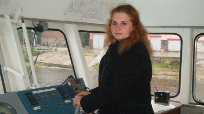 Frauen und Karriere: Swetlana Medwedjewa ist ausgebildete Schiffsführerin. Als sie aber Kapitänin werden wollte, erhielt sie vom Arbeitgeber eine Absage - weil sie eine Frau ist.