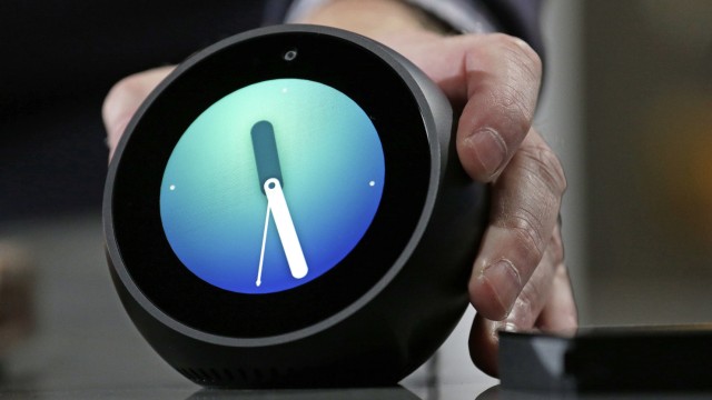 Neue Alexa-Geräte: Echo Spot zeigt die Uhrzeit an, aber auch Videotelefonie ist möglich.