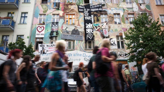 Demo gegen Luxusneubau in der Rigaer Straße 200 Menschen protestieren in Berlin unter dem Motto Kein