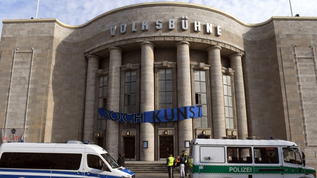Polizei in besetzter Berliner Volksbühne