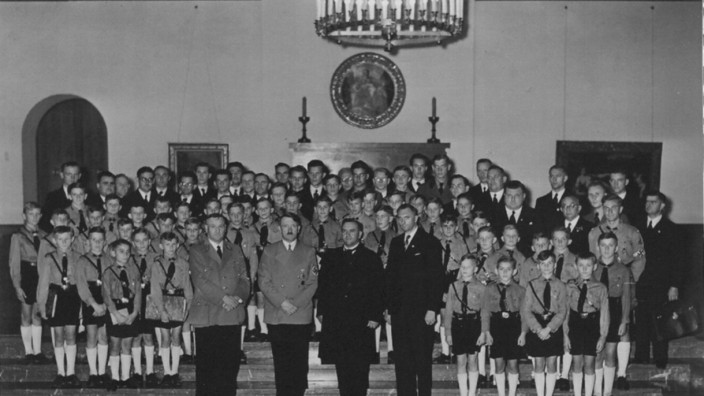 Chor: Die Regensburger Domspatzen bei Adolf Hitler auf dem Obersalzberg am 13. August 1938.