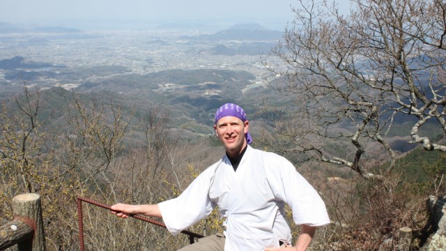 Wanderung: Thomas Bauer aus Tutzing ist auf der ganzen Welt unterwegs. Auch auf dem höchsten Punkt eines Pilgerwegs in Japan posiert er fürs Erinnerungsfoto.