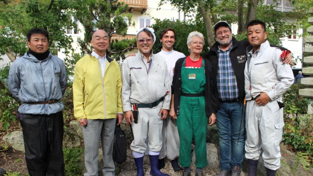 Städtepartnerschaft: Beim aktuellen Besuch mit Bürgermeister Tasuo Tanaka im Japanischen Garten (2. v.li.).