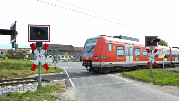 Deutsche Bahn: Wer in Wiesham über die Schienen will, muss gut aufpassen, dass kein Zug kommt. Denn Schranken gibt es hier keine, das könnte sich bald ändern.