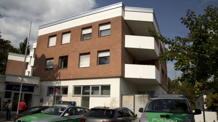 Gröbenzell: Ortsbesichtigung Polizei / Polizeidienststelle / Zustand Gebäude / mit Herbert Kränzlein