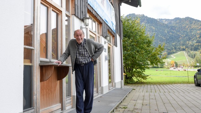 60 Jahre Brauneck-Bergbahn: Der erste Chef Walter Knirk war zuvor schon im Kübel der Materialbahn hinaufgefahren. Der heute 98-Jährige kann sich noch gut an die ersten Jahre erinnern.