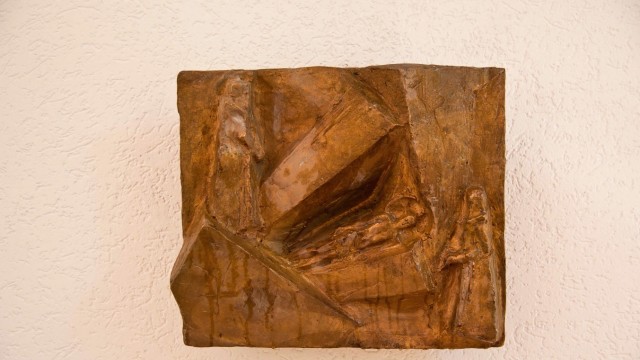 Grafing: Mit Jesu Sterben setzen sich die beiden Bronzereliefs von Hubert Elsässer auseinander, die die Stadt Grafing nun geschenkt bekommen hat.