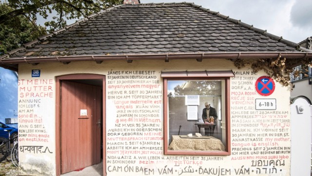 Kunst: Heimat, Flucht und Entfremdung spielen in Andreas Klokers Arbeit oft eine Rolle. Nun präsentiert er im Skriptorium unter dem Thema "Obdach" eine Wechselaustellung und erneuert die Fassade.