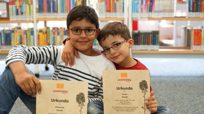Laim: Lese-Jubiläum: Johannes und Jonas Hanafi (von links) sind von den Lesefüchsen für 200 und 100 Besuche bei der Vorlesestunde ausgezeichnet worden.