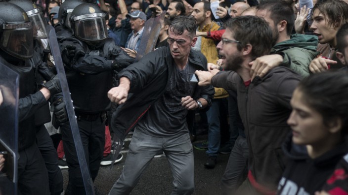 SZ Espresso: Das Wochenende kompakt: Vor einem Wahllokal in Barcelona treffen Polizisten und wahlwillige Katalanen aufeinander.