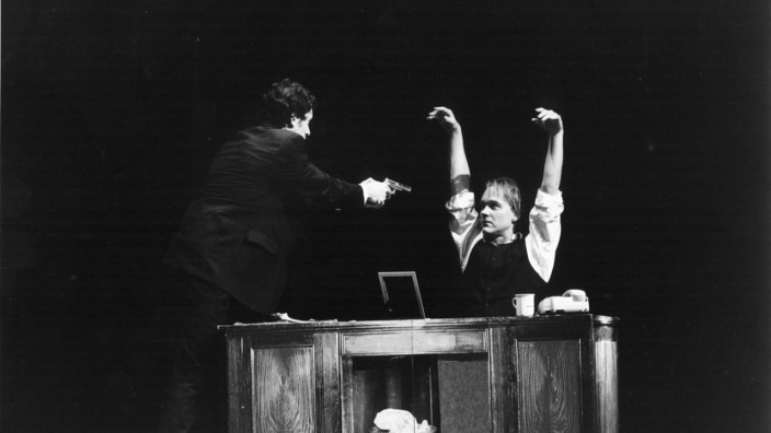 Bühne: Zum Duo geschrumpft hatten die Valtortas Martin Pölcher (links) und Alex Liegl anno 2000 mit "Parole 73" Premiere im Alten Kino. Das furiose Stück wird heute von anderen Ensembles wieder gespielt.