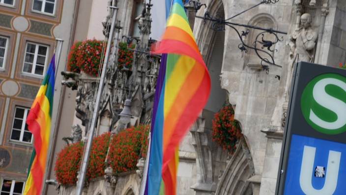 Ehe für alle in München: Zum Start der "Ehe für alle" hat die Stadt den Marienplatz bunt beflaggt.