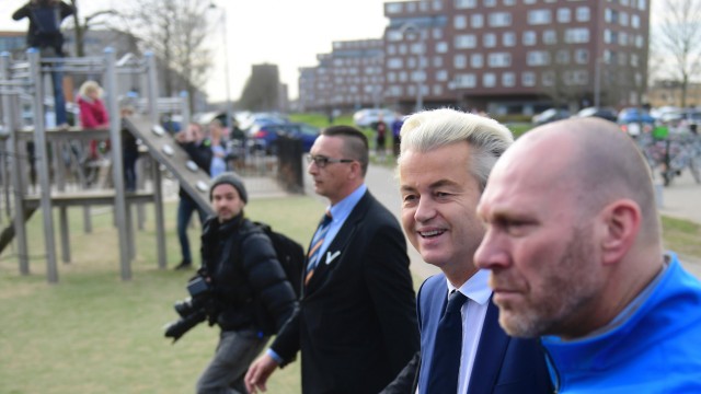 Macht und Medien: Geert Wilders, PVV, erreicht eine Wahlstation in einer Reihe aus Jornalisten und Sicherheitspersonal.