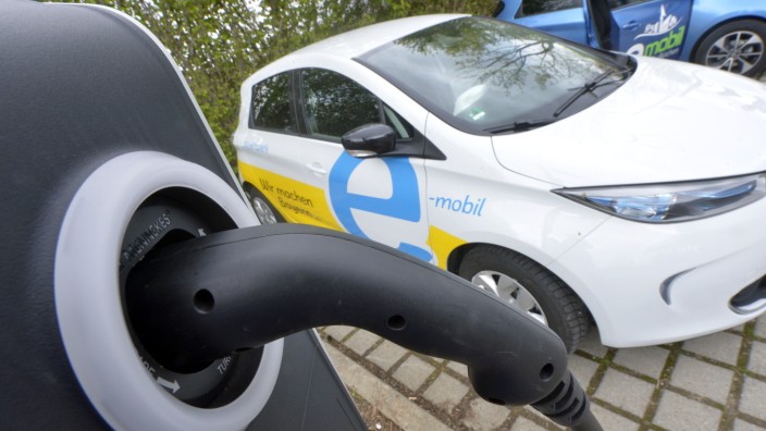 Elektromobilität: Bisher gibt es nur vereinzelt Lademöglichkeiten für Elektroautos. Im Bild eine Stromtankstelle in Taufkirchen.