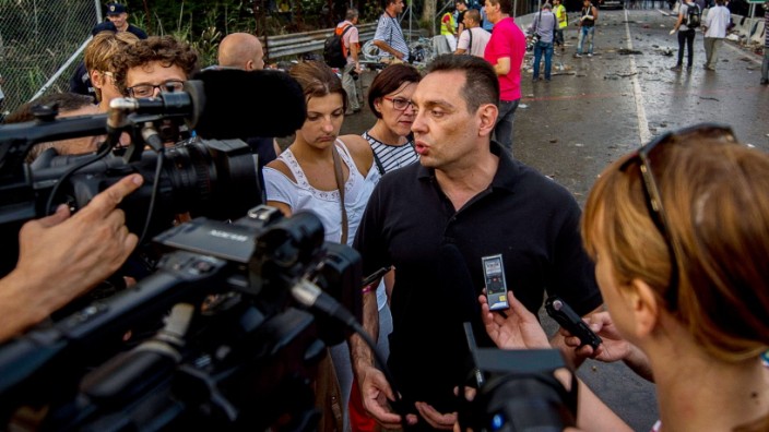 Serbien: Aleksandar Vulin, hier bei einem Auftritt vor Journalisten 2015, gilt in der Regierung als Falke - und als loyal gegenüber Serbiens Staatschef Vučić.