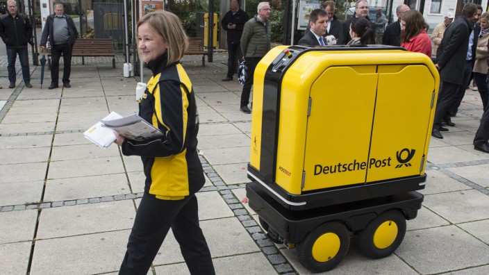 Deutsche Post: Vier Räder, 1,50 Meter hoch: Der Post-Bot fährt hinter dem Briefträger her.