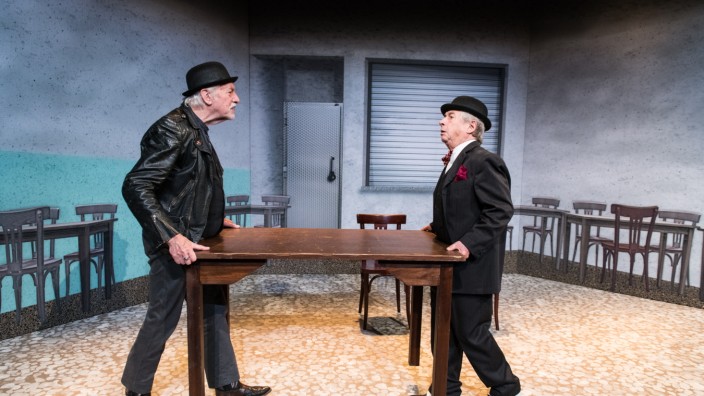 Theater: In der Kantine vertreiben sich die beiden "alten Mimen" Gerd Lohmeyer (rechts) und Rüdiger Hacker die Zeit. Und warten auf den letzten Aufruf.