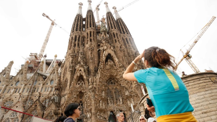 Katalonien: Touristen fotografieren die Basilika Sagrada Familia in Barcelona, die am Dienstag wegen eines Generalstreiks geschlossen blieb.