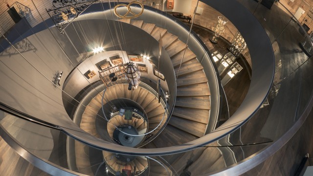 Architektur: Rund um die spiralförmig angelegte Treppe bietet das Gebäude fast 1000 Quadratmeter Ausstellungsfläche. Im Betonsockel ist ein Veranstaltungsforum untergebracht.