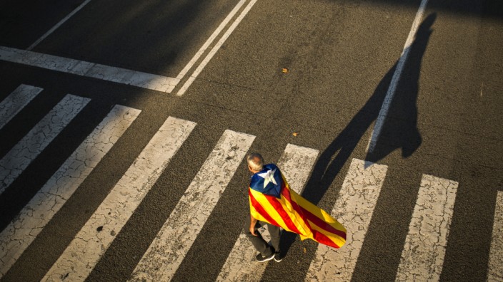 Streben nach Unabhängigkeit: Ein Mann hat sich die Estelada um Schulter gelegt, das Symbol der Unabhängigkeit Kataloniens.