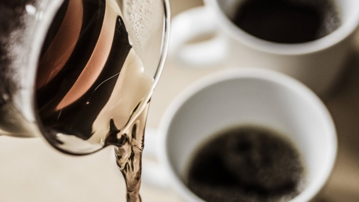 Pouring filter coffee into mugs PUBLICATIONxINxGERxSUIxAUTxHUNxONLY SKAF00045