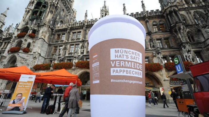 Müll: Fast fünf Meter hoch ist dieser Becher. Dorthinein passen würde die Menge Kaffee, die die Münchner jeden Tag aus Coffee-to-go-Bechern trinken.