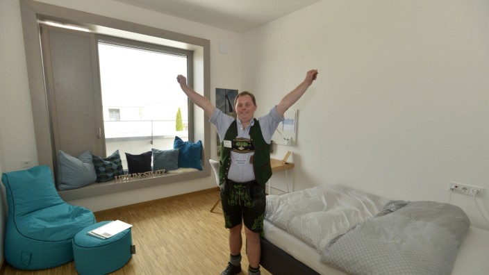 Höhenkirchen-Siegertsbrunn: Endlich zu Hause: Benedict freut sich über seine eigene Wohnung.