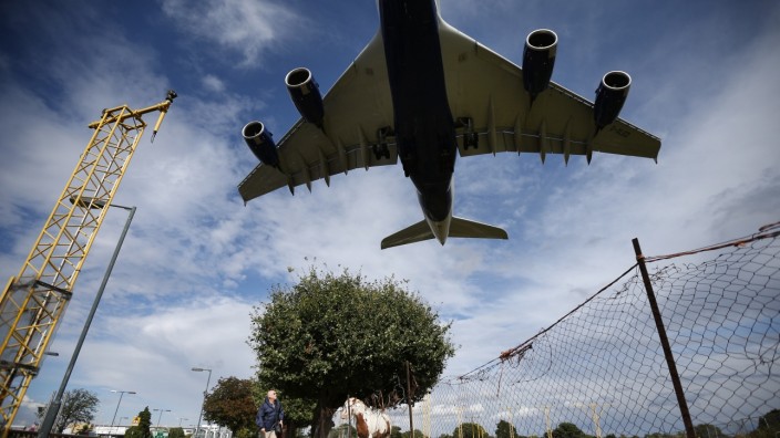 FILE: Heathrow Airport Recommended For Third Runway Expansion