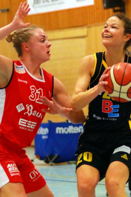 Anne Delafosse re Jahn München gegen Elisabeth Wood Wasserburg II Basketball Frauen 2