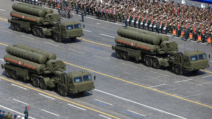 FILE PHOTO: RuRussian S-400 Triumph/SA-21 Growler medium-range and long-range surface-to-air missile systems drive during the Victory Day parade at Red Square in Moscow