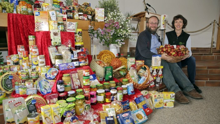 Aktion für Bedürftige: Pastor Christoph Schirrmacher und Ingrid Geiger mit den Lebensmitteln, die für die Tafel gesammelt worden sind.