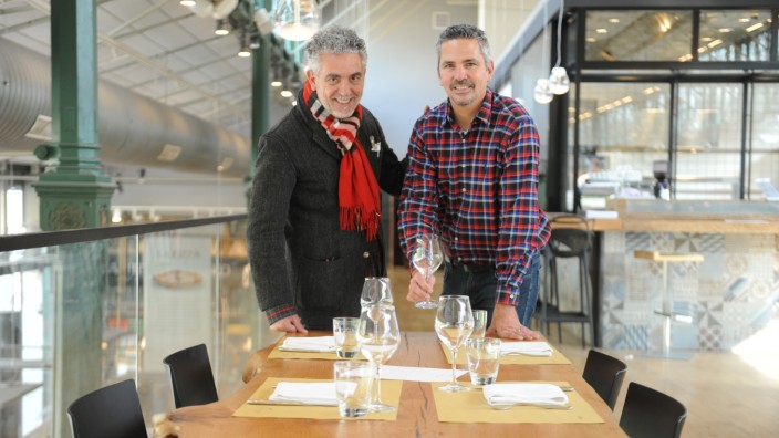 Lokalrunde: Mario Gamba mit Sohn Massimiliano im neuen Restaurant Locanda Gamba in der Schrannenhalle.