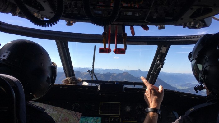 Bernau: Mit Blick auf die Chiemgauer Alpen trainieren die jungen Polizisten das Fliegen in den Bergen.