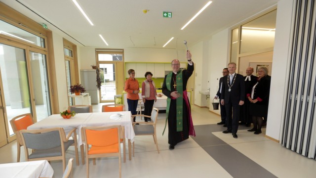 Einweihung: Weihbischof Rupert Graf zu Stolberg segnete alle Räume im Haus der Begegnung, hier die Tagespflege.