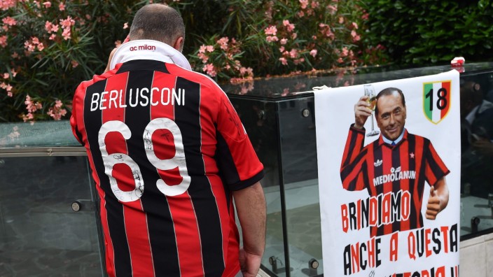 Serie A: Präsident aus dem Off: Der frühere Klubchef Silvio Berlusconi ist im Umfeld des AC Mailand immer noch sehr präsent.
