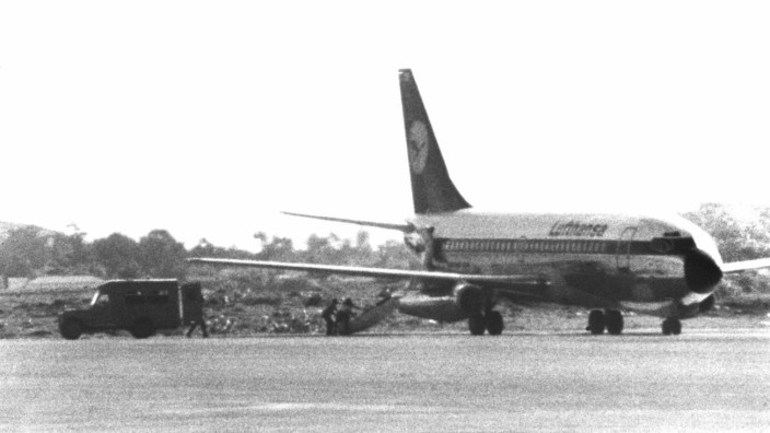 Entführung der "Landshut": Die am 13. Oktober 1977 entführte "Landshut" nach der Landung in Mogadischu. Eine Gruppe der GSG 9 stürmte später das Flugzeug auf dem Flughafen der somalischen Hauptstadt.