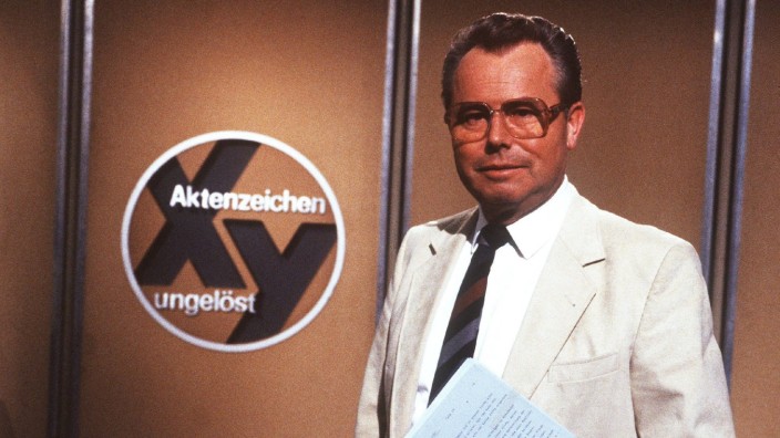 Eduard Zimmermann in Aktenzeichen XY ungelöst 06 85 haef TV Fernsehen Serie Kriminalfall Moderation