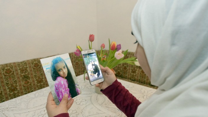 Flüchtlinge: Nur per Handy hält die 16-jährige Aml aus Unterhaching Kontakt zu ihren Eltern und Geschwistern.