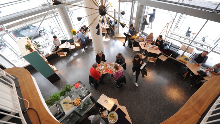 Café im Bellevue di Monaco: Die Einnahmen des Lokals fließen in gemeinnützige Projekte der Sozialgenossenschaft.