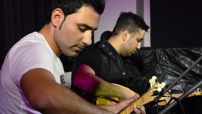 Einstieg auf syrisch: Gelungene Vorstellung: Salih Saeed und Murad spielen zum Auftakt des Konzerts auf der syrischen Mandoline.