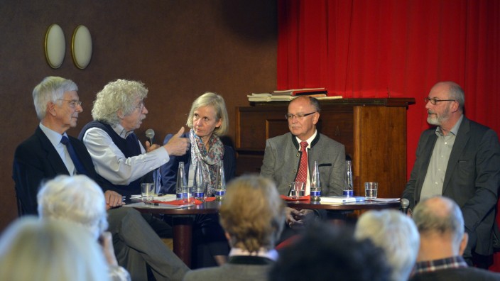 Diskussion: "Unser Erbe ist ein zwiespältiges", sagte Johano Strasser (2.v.l.) zu Klaus Reinhardt, Ursula Münch, Josef Mederer und Norbert Göttler (von links).