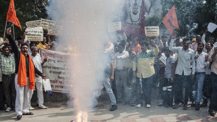 Indien: Hindu-Aktivisten protestieren in Neu Delhi gegen das Verbot von Feuerwerkskörpern.