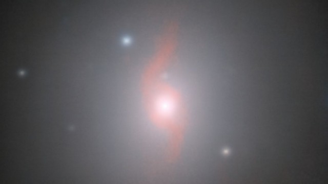 Durchbruch in der Physik: Aufnahme des "Very Large Telescope" (VLT) in Chile von der Galaxie NGC 4993 (rot dargestellt). In dieser etwa 130 Millionen Lichtjahre entfernten Galaxie wurde die "Kilonova" gesichtet.