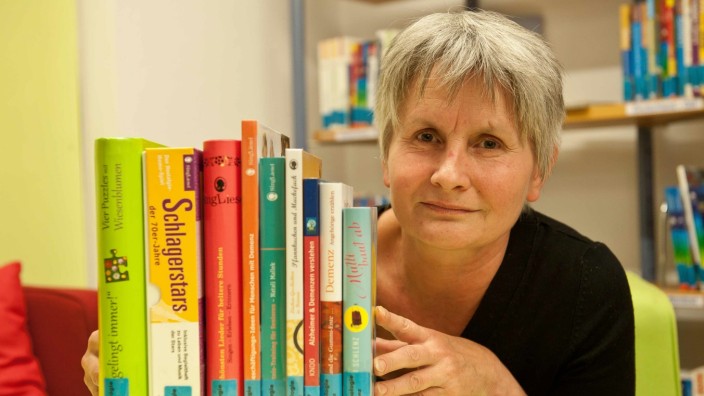 Ebersberg: Die stellvertretende Leiterin der Ebersberger Bücherei, Brigitte Tohanean-Knall, freut sich, dass sie dank einer Verlagsspende nun auch ein Angebot für Demenzkranke und ihre Angehörigen zur Verfügung hat.